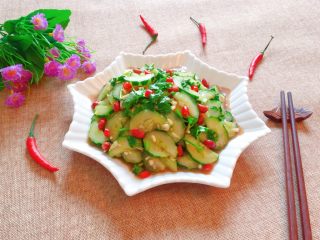 21、凉拌黄瓜,装盘即可食用。