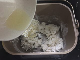 3、披萨蛋糕,加入玉米油，开启面包和面功能