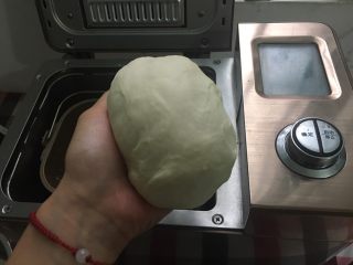 4、披萨蛋糕,揉到面团光滑即可，我用了1.5个和面程序即30分钟