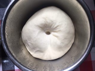 6、披萨蛋糕,发酵至2倍大，手指沾面粉戳洞不回缩，即发酵完成，操作前记得提前半小时拿出来回温哦！