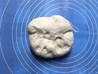 8、披萨蛋糕,面团搓揉擀开排气，然后盖上保鲜膜静置15分钟