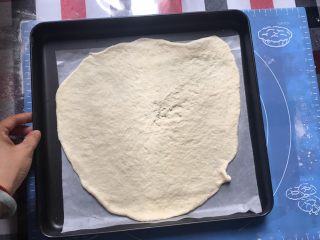 9、披萨蛋糕,面团尽量擀薄，放置在垫有油纸的烤盘上