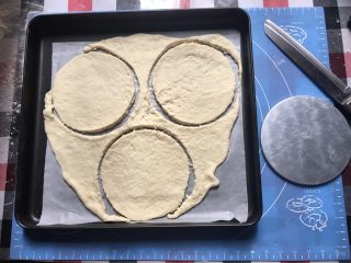 10、披萨蛋糕,拿一个6寸蛋糕模具底，用刀切出3个圆底