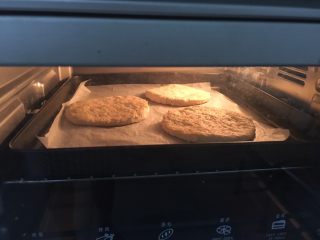 12、披萨蛋糕,烤箱提前180度预热，把3饼底送进烤箱中层180度烤12分钟