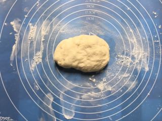 13、披萨蛋糕,剩下的面团揉成一团，桌上洒点干粉，擀开