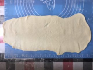 14、披萨蛋糕,尽量擀长擀薄，约长40cm宽10出门的长方形（今天弄得不好看，迁就看看）