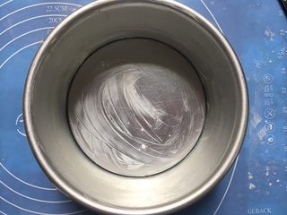 15、披萨蛋糕,6寸圆模四周和底部都涂上黄油