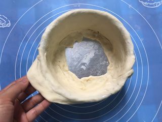 16、披萨蛋糕,将擀开的面皮，包裹一下，留出2cm宽的面皮在外