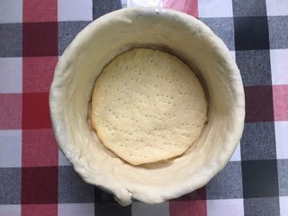 17、披萨蛋糕,放一片烤好的披萨底，作最底层