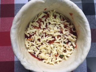 19、披萨蛋糕,放上马苏里拉芝士碎