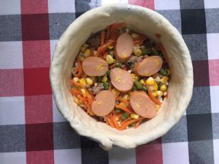 20、披萨蛋糕,放入玉米红萝卜豆角粒和火腿肠