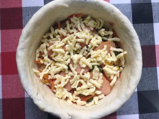 21、披萨蛋糕,再洒上一层马苏里拉芝士碎，做到这了为一层披萨层，接着放另一片圆饼底……