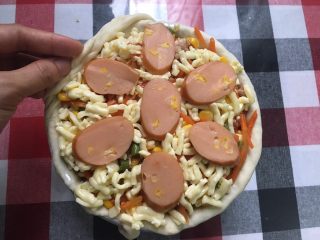 22、披萨蛋糕,直至3层饼底和馅料全部放好，将之前预留的披萨边滚上包住边缘