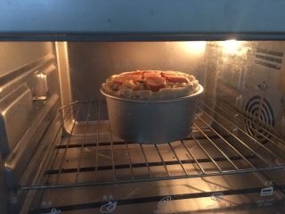 23、披萨蛋糕,放入预热好的烤箱中下层，180度烘烤40分钟