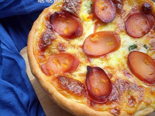 24、披萨蛋糕,成品出炉，表面的火腿肠摆放出花型，像不像一个蛋糕呢？