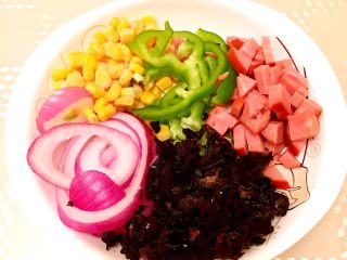 3、披萨????,材料备齐，切好待用。????