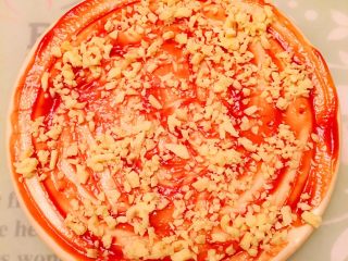 5、披萨????,撒上一层马苏里奶酪 ????