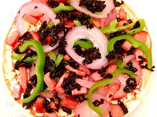 6、披萨????,我先将食材用油翻炒了一下，然后将食材一一铺上。????