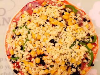 8、披萨????,食材铺好，最上面撒上厚厚的一层马苏里奶酪（我撒的不够多，不够味，没有拉丝状）????