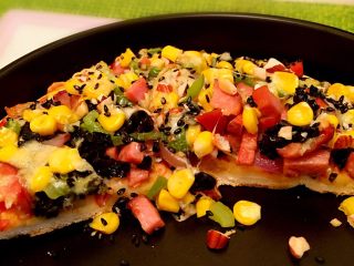 15、披萨????,出锅，是不是很诱人呢～???? 本人不是太喜欢青椒的味道，食材自己也可以喜欢吃什么随意加。