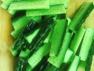 2、酸辣黄瓜条,黄瓜切成条