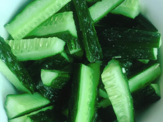 4、酸辣黄瓜条,拌匀