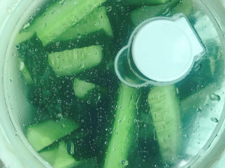 5、酸辣黄瓜条,盖上锅盖腌制30分钟