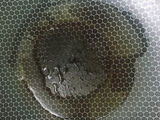 7、酸辣黄瓜条,锅中放油