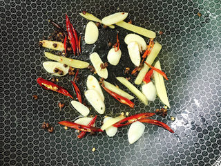 9、酸辣黄瓜条,倒入锅中炒香