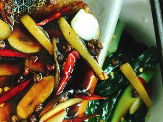 12、酸辣黄瓜条,淋入黄瓜条中