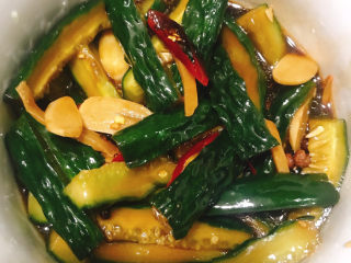 16、酸辣黄瓜条,第二天拿出来翻拌一下，继续腌制