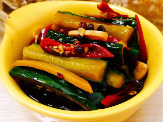 17、酸辣黄瓜条,装入碗中即可食用。