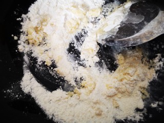 8、红糖酥饼,放入适量面粉炒