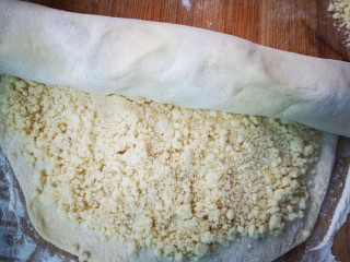 16、红糖酥饼,铺好后卷起来