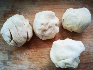 18、红糖酥饼,将每块切口封住,防止油酥漏出