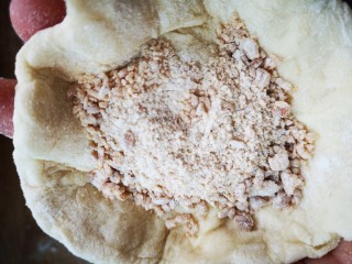 20、红糖酥饼,用手拿起来后收住口