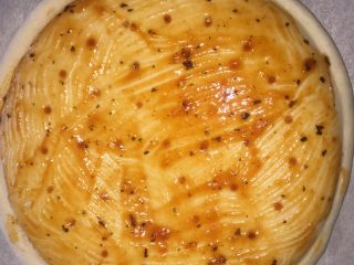 2、#甜味#缤纷水果披萨,披萨饼上面涂一层批萨酱