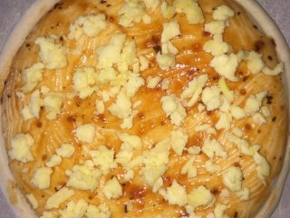 3、#甜味#缤纷水果披萨,然后再铺一层芝士碎