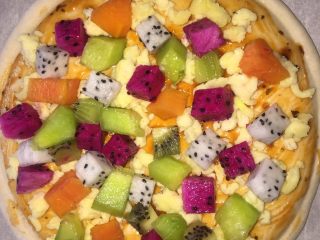 4、#甜味#缤纷水果披萨,把喜欢的水果丁铺在上面