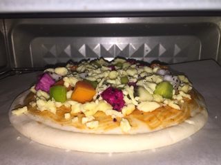 6、#甜味#缤纷水果披萨,放入烤箱中，180度上下火中层烤20分钟即可