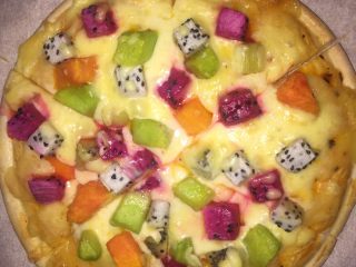 8、#甜味#缤纷水果披萨,然后改刀切成小三角形