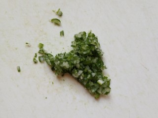 2、土豆泥曲奇,将葱叶切碎，越碎越好，超碎的那种，不然待会挤花会堵住裱花口