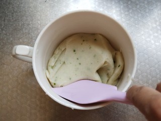 12、土豆泥曲奇,用刮刀检测一下有没有硬块，有硬块还要继续搅拌，搅拌的时候简单粗暴即可目的是让它更碎更泥