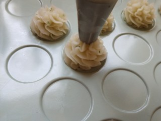 16、土豆泥曲奇,挤出曲奇的形状，这个随意，但尽量要高一些，因为一会出炉会回缩一点