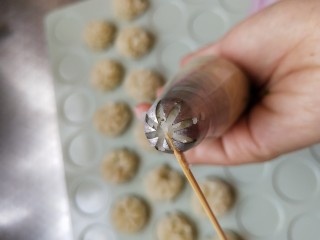 17、土豆泥曲奇,中途如果有葱叶堵住裱花嘴，可以用牙签挑出来