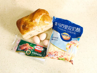 1、吐司培根披萨,准备好食材，吐司是自制的核桃吐司，如果没有，你也可以用外买的吐司