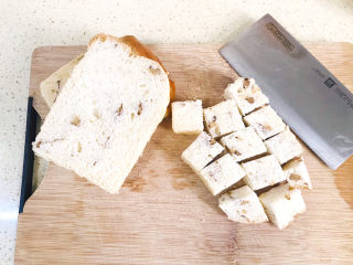 2、吐司培根披萨,吐司切成小方块，满满的核桃哦