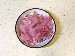 3、吐司培根披萨,培根切成小方块