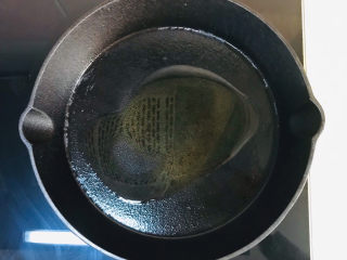 7、吐司培根披萨,起油锅，加油烧热