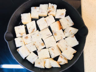 8、吐司培根披萨,将吐司块整齐排列在锅里，转小火，慢火煎一下